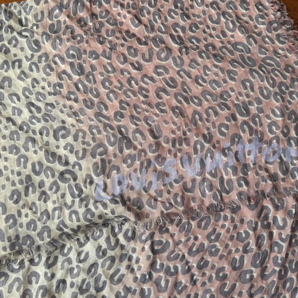 Louis Vuitton x Stephen Sprouse Pink and Gray Animal Print Scarf - Picture 2 of 5